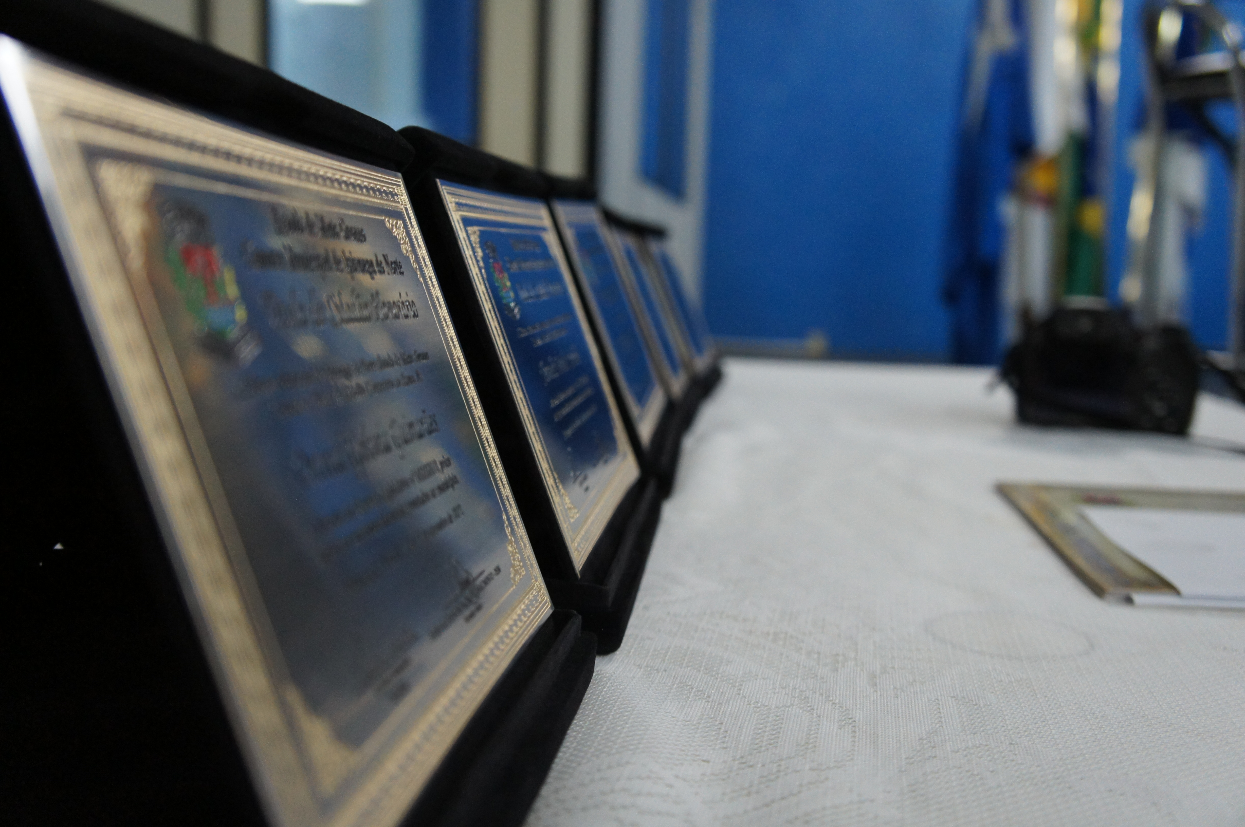 CÂMARA MUNICIPAL PRESTA HOMENAGEM COM ENTREGA DE MOÇÃO DE APLAUSOS E TITULO DE CIDADÃO HONORÁRIO