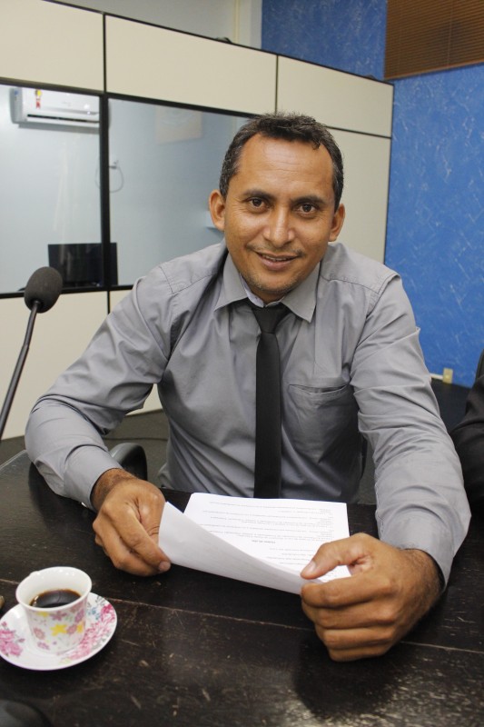 Cleonaldo pede a instalação de portões na Feira do Produtor Rural