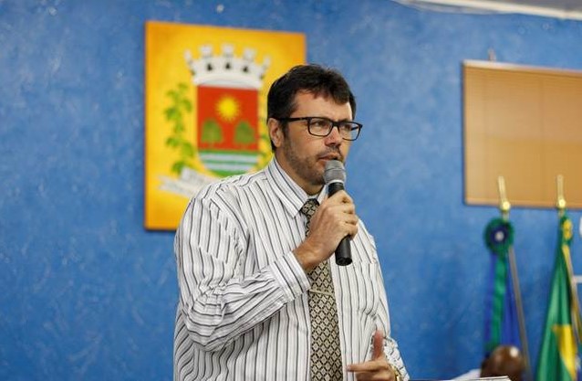Em tribuna o vereador Pedro Alessandro faz uma indicação referente a implantação de uma linha de ônibus intermunicipal no município.