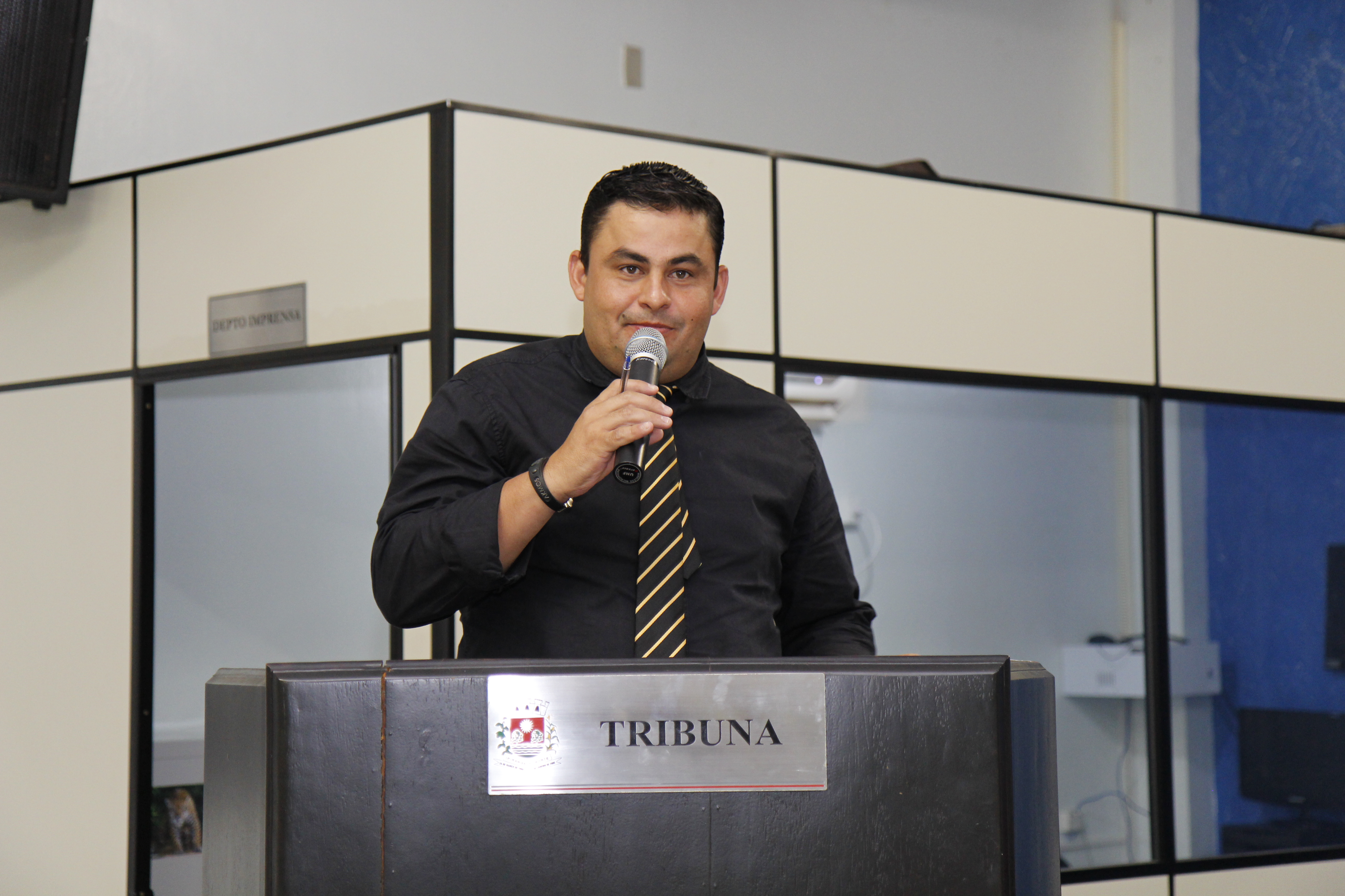 Junior pede o término da construção do dissipador de água na Rua das Araras