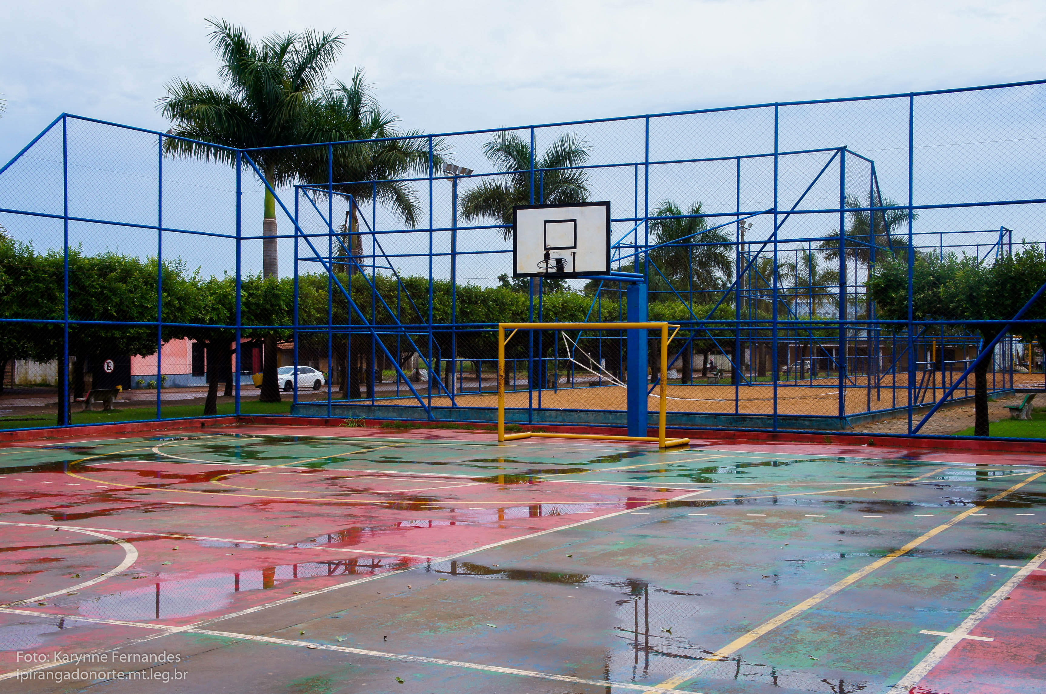 Manutenção de quadra poliesportiva é indicada por vereador