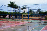 Manutenção de quadra poliesportiva é indicada por vereador