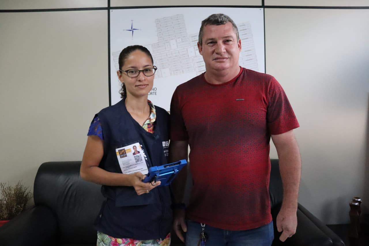 O Presidente da Câmara Municipal de Vereadores, Srº. Eluir Cavassin, recebe recenseadora do Instituto Brasileiro de Geografia e Estatística (IBGE) para responder ao questionário do Censo Demográfico 2022.