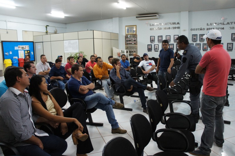 Poderes Públicos e caminhoneiros discutem o trânsito municipal