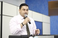 Vereador Junior aponta a necessidade de manutenção nos banheiros públicos da praça Ilberto Effting