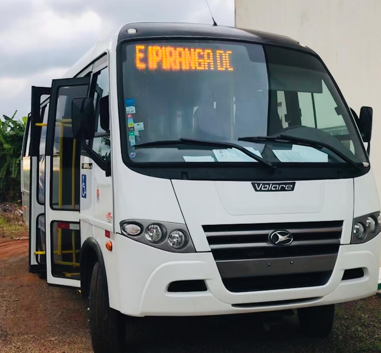 Vereadores comemoram aquisição de novo ônibus da Secretaria de Saúde adaptado para cadeirantes