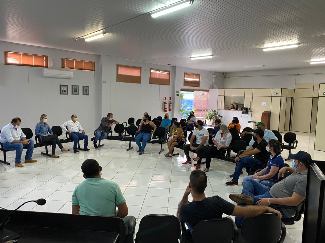 VEREADORES SE REÚNEM COM COMERCIANTES LOCAIS PARA DISCUTIR SOBRE DECRETO MUNICIPAL