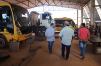 Vereadores visitam Secretaria de Obras e tratam sobre a situação dos ônibus escolares
